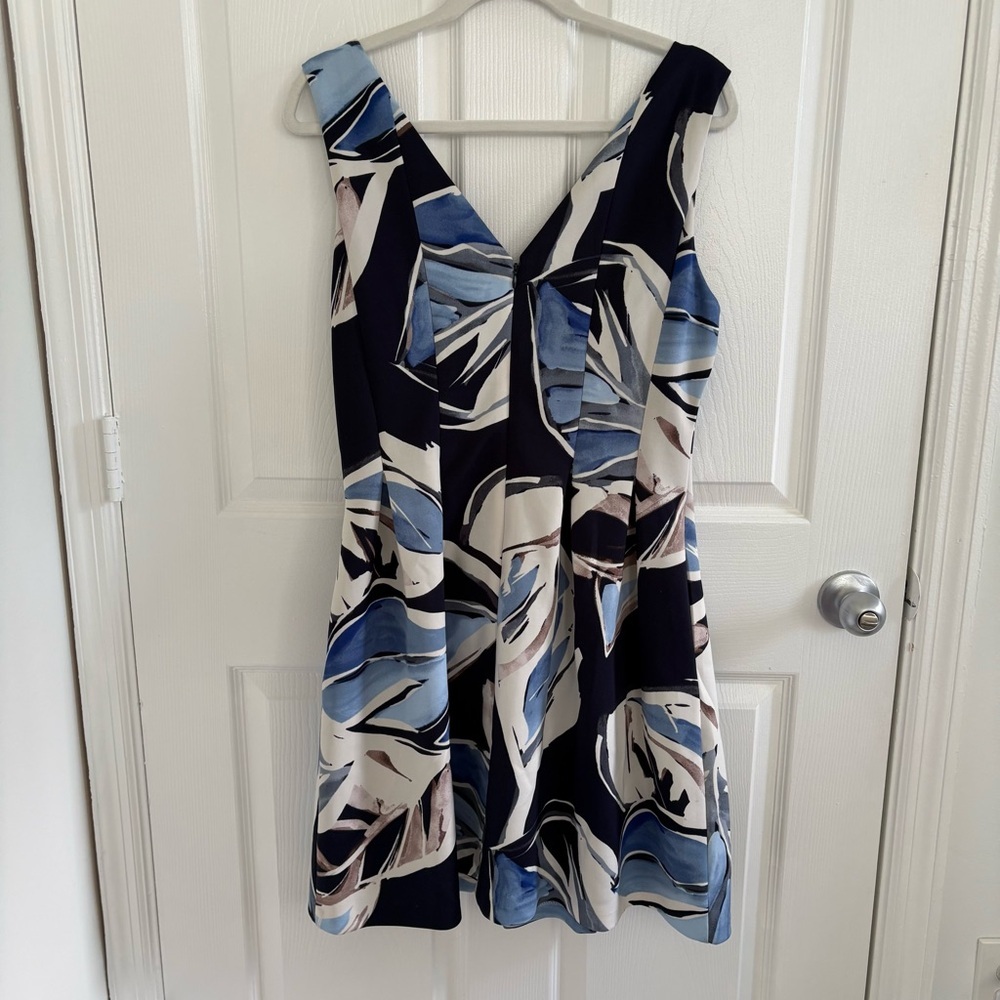 Vince Camuto Navy and Cream V-Neck Printed Dress - Picture 3 of 6